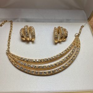 Social Gallery earring and necklace set